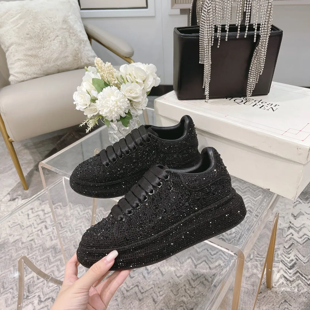 👟👟Ex-factory price 560👟👟 Men's size +10 2025SS McQueen crystal inlaid large and small diamond casual shoes counter original 1:1 production Fabric: imported silk velvet + imported Czech diamonds Lining: sheepskin lining Code number: 35-41 Male 39/44